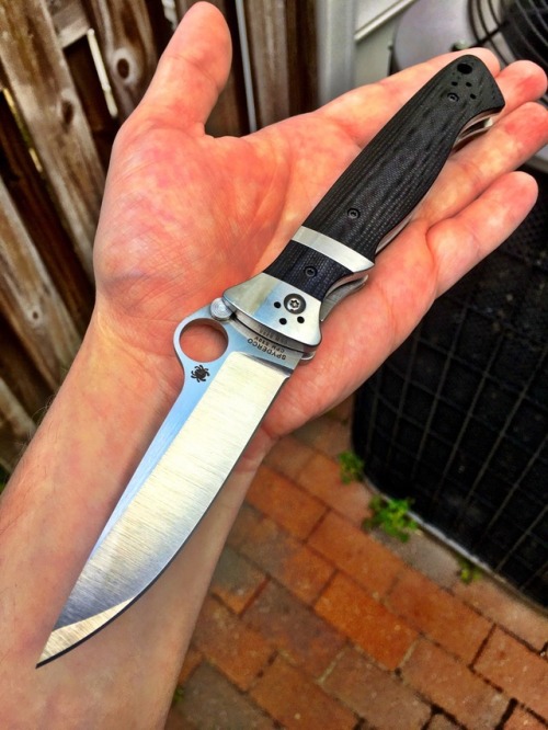 Spyderco Vallotton. Reminds me of switchblades and old Italian...