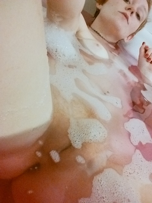 avery-vulpes - My bath from the other day was so pink