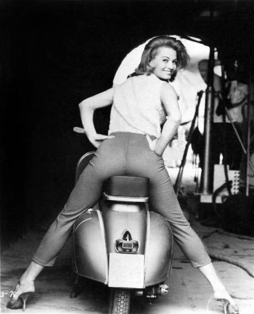 frenchcurious - Angie Dickinson & Vespa - source Old...