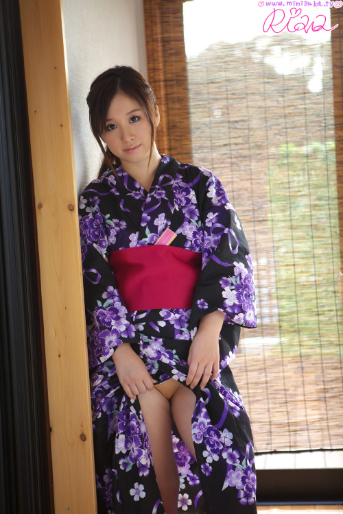 Japanese girls takinf of her kimono