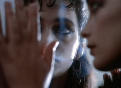 hioe - Mirror Mirror (1990)Dir. Marina SargentiA teenage goth...