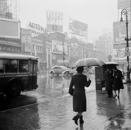 wehadfacesthen - Times Square in the rain, New York, 1943, a photo...