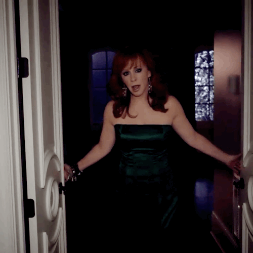 oh-missmcentire:Reba + the hallway in If I Were a Boy. Ay ay...