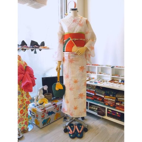 tanuki-kimono - Perfect example how a simple accessory can tie...