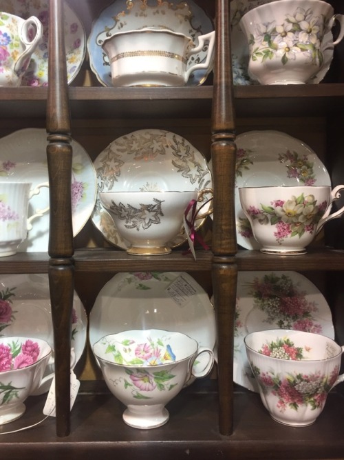 floralwaterwitch - So many lovely antique teacups and saucers ...