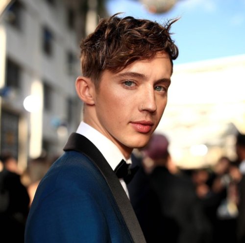 troyedaily - Troye Sivan attending the 2019 Golden Globes red...