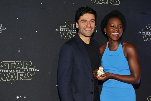 finnpoerise - Oscar Isaac and Lupita Nyong’o attend the Star Wars - ...