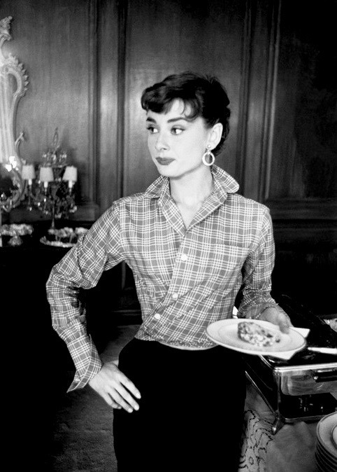 summers-in-hollywood - Audrey Hepburn having lunch on the set of...