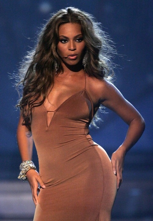 xqueenbeyonce:Beyoncé performing at the BET Awards in Hollywood...