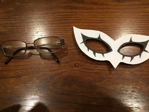 escondig - Masquerade mask for glasses wearersCheap but effective if you don’t own contacts. I made...
