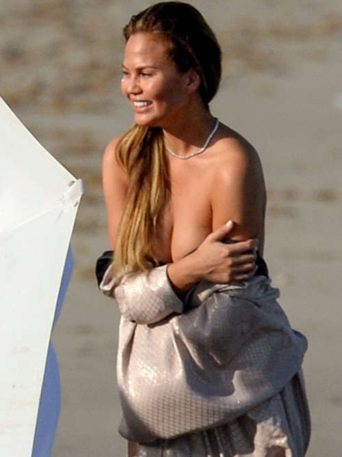 donottagphotos - Chrissy Teigen toppless in the water