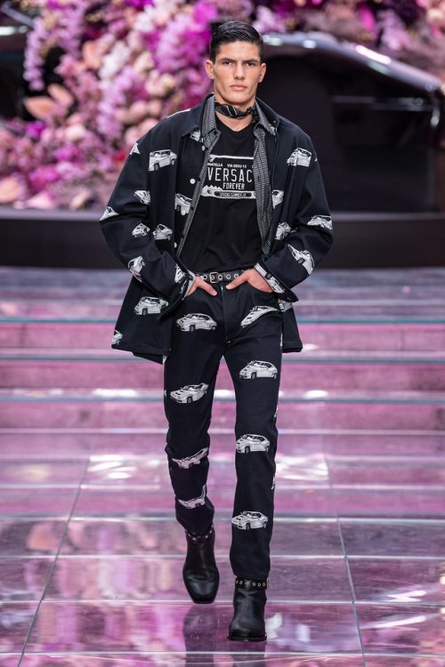 louisvuitttonn:Versace Menswear Spring ‘20