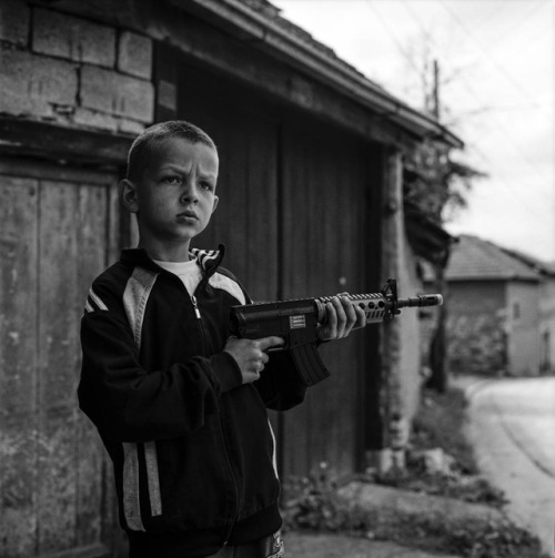 russkiizek:c9x13nczstyj:A Serbian boy outside his home...