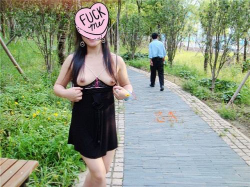 youranmeimei - 吊带黑丝逛公园NO.4超短吊带裙+开档黑丝+情趣露乳露B内衣，这组合起来就一个字：骚。穿这身逛公园回...
