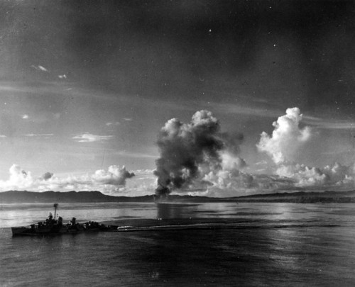 lex-for-lexington:“Destroyer underway, with explosion in the...