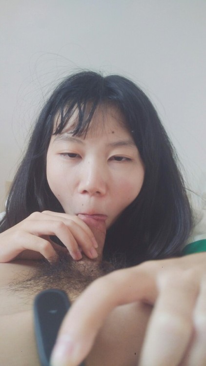 caomugou2018 - 湖南城市学院广告14级 ，舔鸡巴的样子够骚，这么爱脱光确实是要暴露出来给大家视奸。