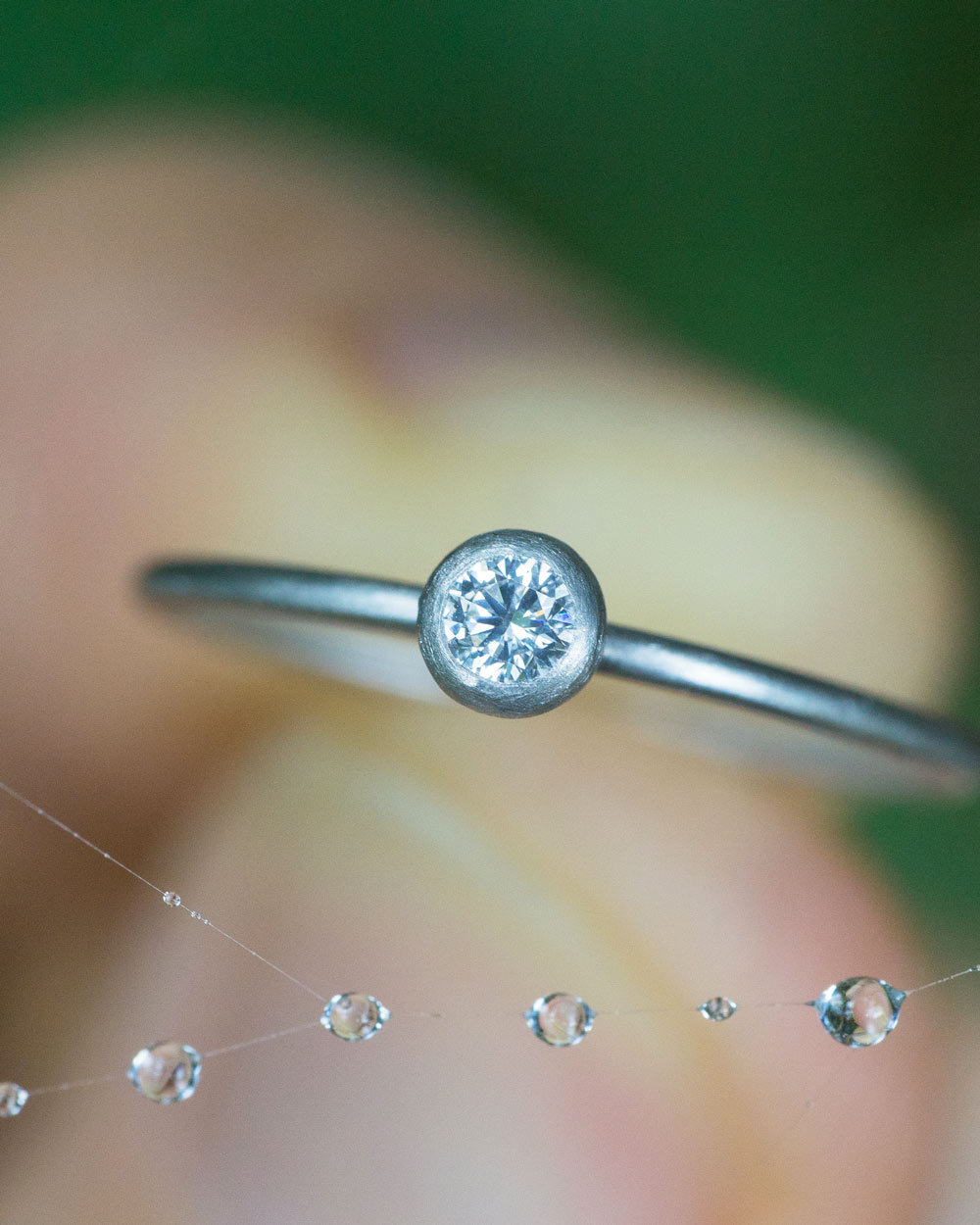 雨の雫とエンゲージリング　プラチナ、ダイヤモンド　屋久島でつくる婚約指輪