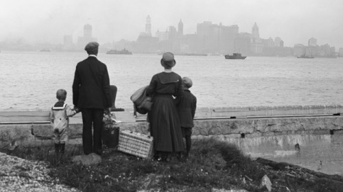 historicaltimes - An immigrant family on Ellis Island in 1925...