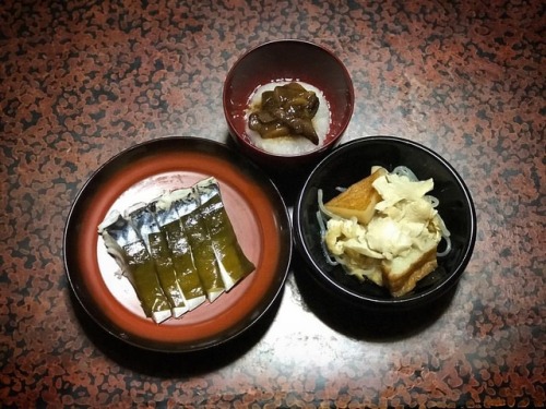 jujirou - そして昨夜のオラ家の晩酌セットは、川連漆器で鯖の昆布締めと、杉かのかの煮物と、あみたけの煮付けで一杯‼︎※...