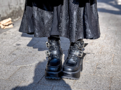 tokyo-fashion:Gothic steampunk look spotted on the street...