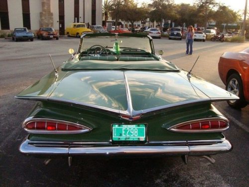 frenchcurious - Chevrolet Impala Convertible 1959 - source 40s...