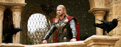 Chris Hemsworth behind the scenes of Thor - The Dark World (2013)