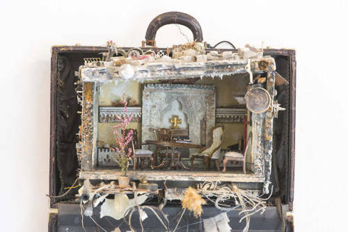 itscolossal - Miniature Installations Built Inside Suitcases...