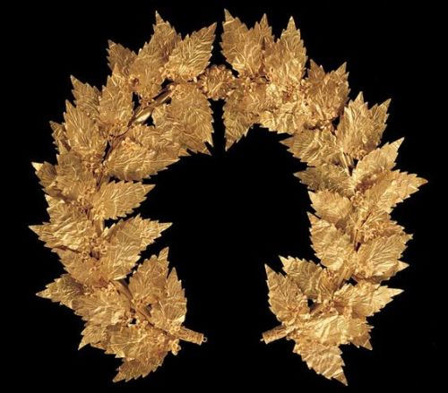 gemma-antiqua:Ancient Greek wreath of golden oak leaves, dated...