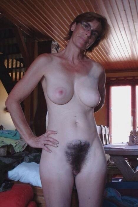 talkinghere:Love her hairy pussy