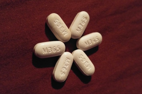 psilocybabe710 - Sad girls pop pills 