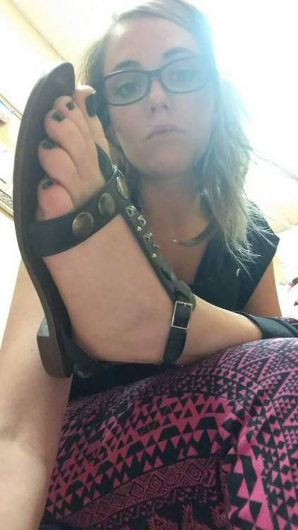 karathefootgoddess - Loving my fresh black toes