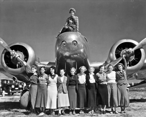 girlsandmachines - Amelia Earhart sur son avion Lockheed avec un...