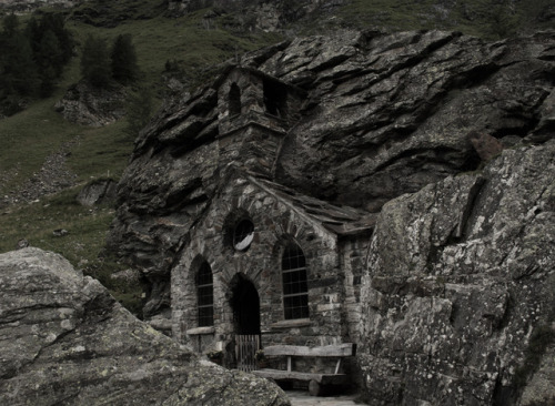 ravenbirth - -eine Kapelle aus Stein und Fells, inmitten der...