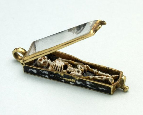 themacabrenbold - Memento mori pendant, made in France in the...