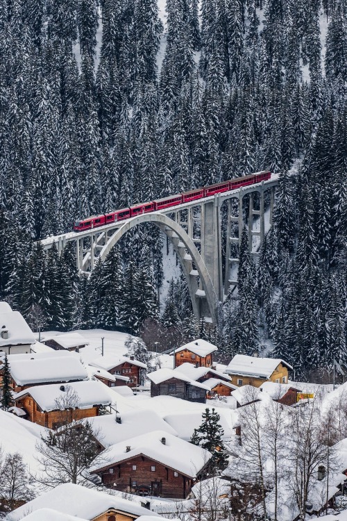 r2–d2 - Rhätische Bahn on the Viadukt of Langwies,...