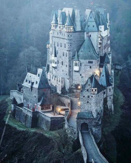 andantegrazioso - Eltz Castle, Germany | doouniasEltz Castle...