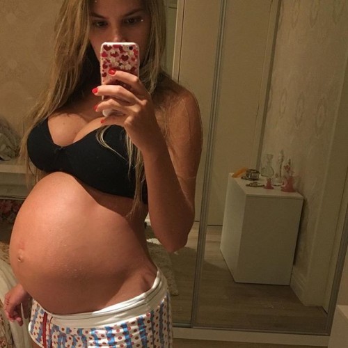 pregnantteens - Pregnant teen selfie.