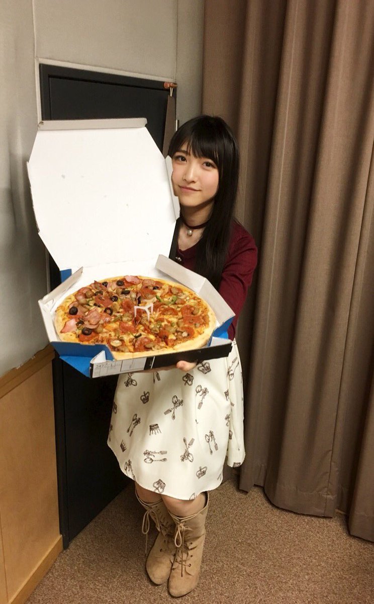 ピザ見せ山崎エリイ