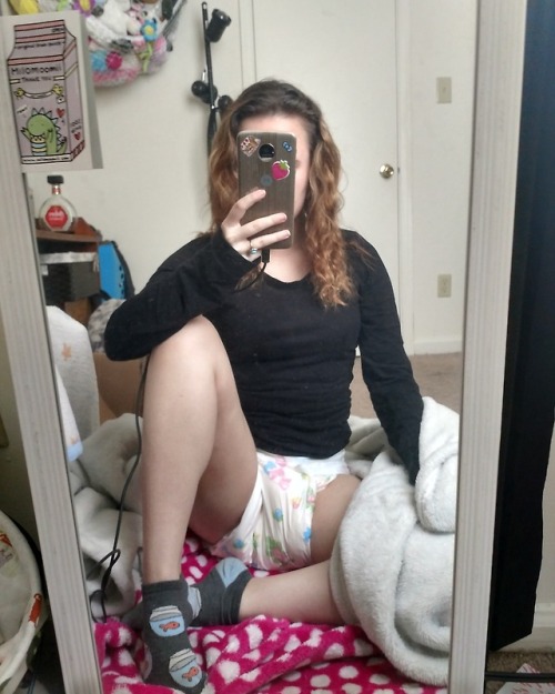 little-minimouse:Rainy day, so here’s a mirror selfie.♥️(Ft....