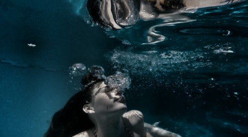 girl swimming under water | Tumblr