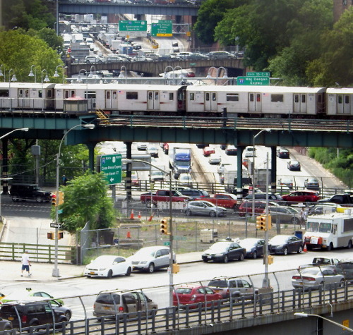 wanderingnewyork - A No. 4 train runs over the Cross Bronx...