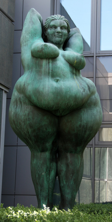 thehistoryofheaviness - Miriam Lenk public sculpture, Yolanda,...