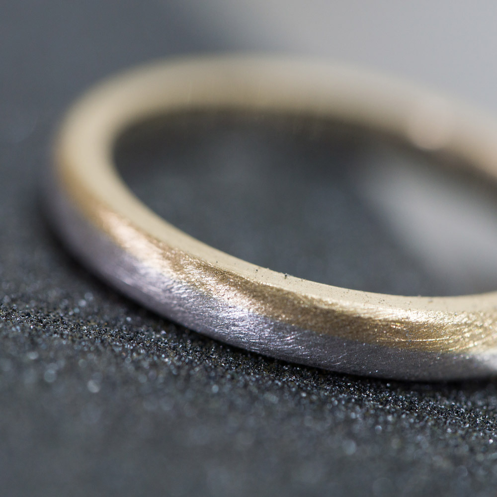 結婚指輪の制作風景　プラチナ、ゴールド　クローズアップ　オーダーメイドジュエリー