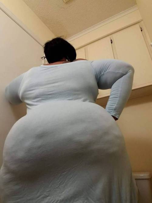 thickdonkeys:biggerass4me:Rump roast for your ass!!I love...