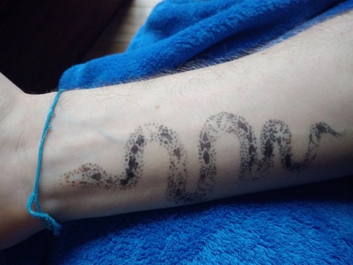 cute filigree snek tattoo :) - non-permanent tho with black...