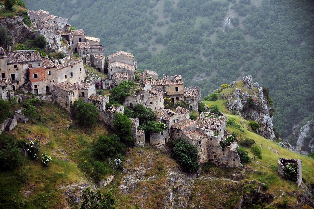 Это - заброшенный городок в горах Италии