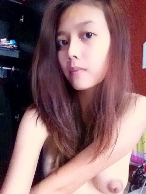 raf4313:sgmelaya:SG malay selfie (monopod included)Love her...