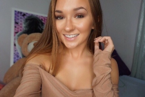 teencleavage2018 - Gorgeous teen babe with perfect tits!Wow