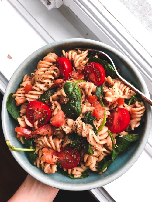 aspoonfuloflissi:Whole grain pasta with tomatoes, spinach and...