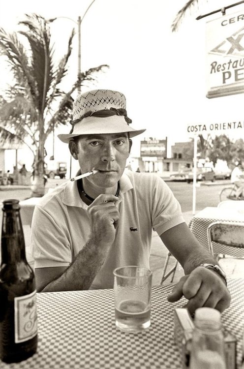 my-retro-vintage - Hunter S Thompson at Pepe’s Bar on the island...